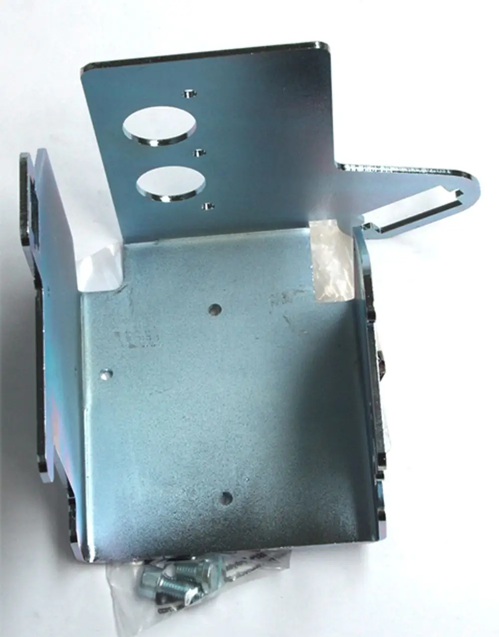 Befestigungswinkel aus metallischem Material mit zwei runden Ausschnitten und mehreren Bohrlöchern, geeignet für Daikin Produkte. Mit einer Tüte Schrauben.